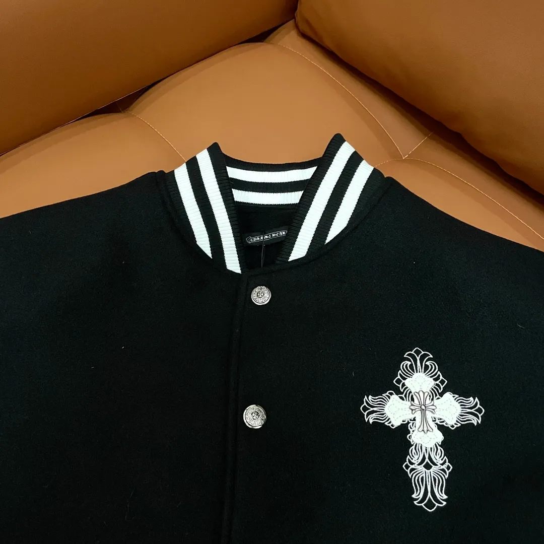 🅿️410 CH➡️Cro Xin 2024ss runway style baseball jacket. I ordered the original model and it took a month to finally ship. I love it so much. The upper body is really cool. A Douyin blogger said that this year's new jacket will become a future trend. If you look through street photos, you will find that celebrities regard it as a collectible jacket, a must-have item for men and women who want light luxury for commuting. Developing the highest version on the entire network, it took 1 month to customize and the cost was extremely high. The German imported flat-machine made custom-woven wool jacquard threads, using the first layer of imported lambskin. The pleated texture is unparalleled. It is hand-cut and meticulously crafted. The stitching position is very technical. Whether the whole garment is good or not depends on this position. Top-notch workmanship and details can stand the test. A full set of customized accessories, the letters are clear and perfectly restored without any difference. High-end atmosphere and full grade! The entire dress is exclusively customized with heavy craftsmanship. The towel patch embroidery is perfectly combined with craft embroidery and precise stitching! Absolute craftsmanship quality!